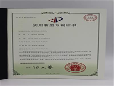皮革治邊上膠機構